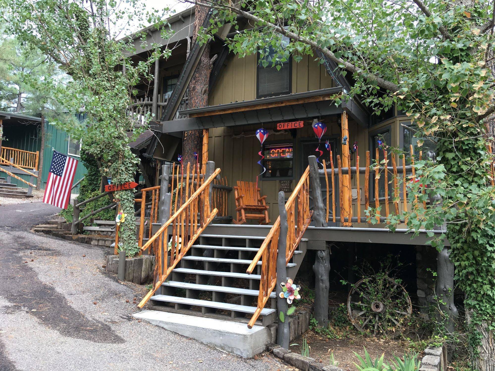 Bear Creek Motel And Cabins