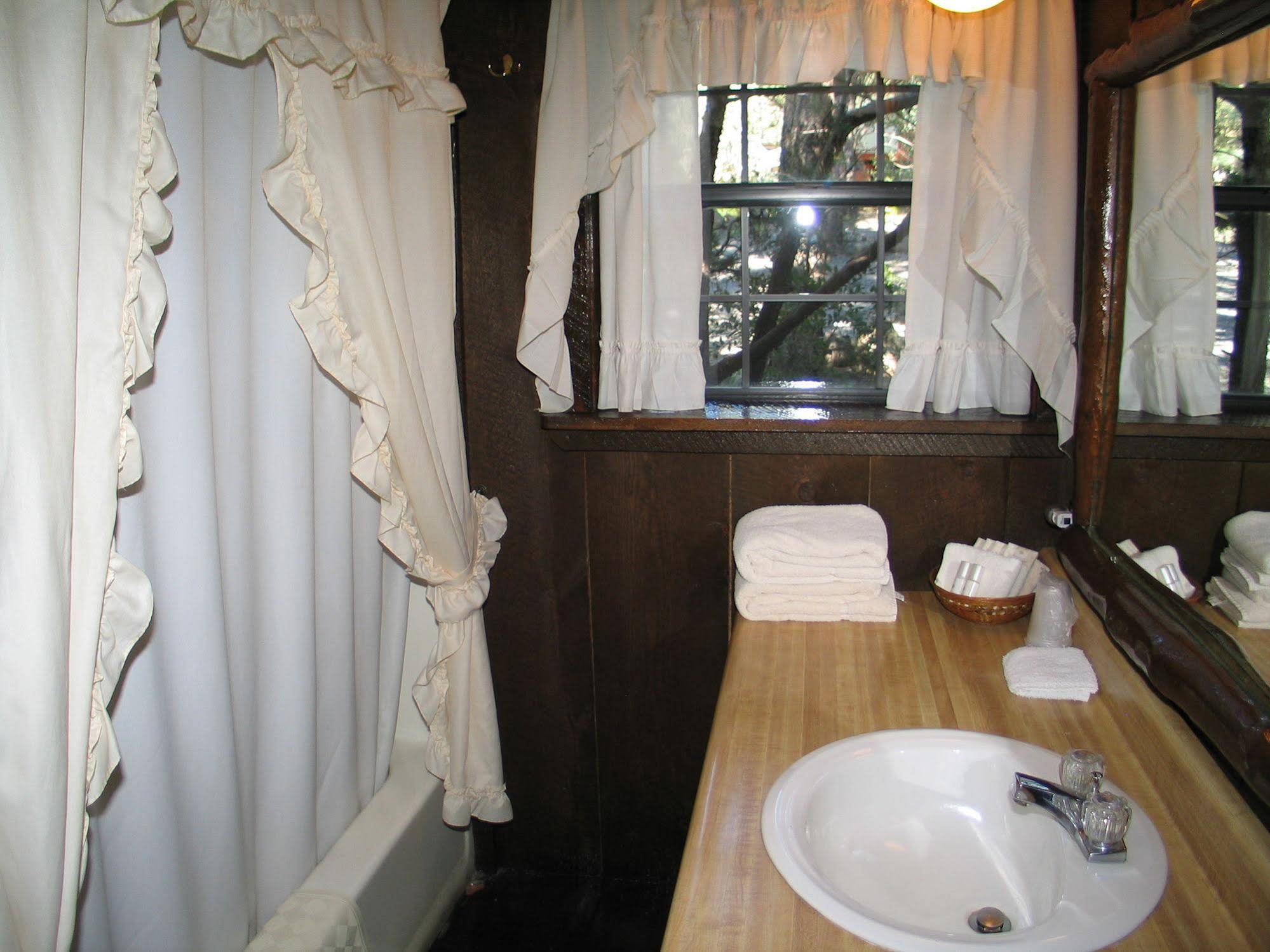 Bear Creek Motel And Cabins