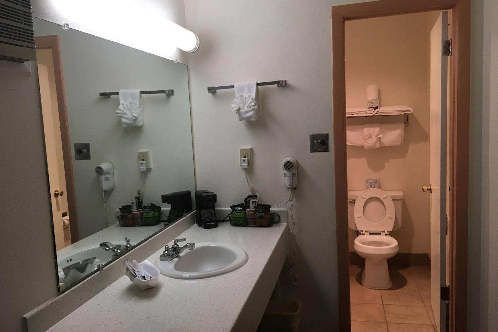 Howard Johnson by Wyndham Raton