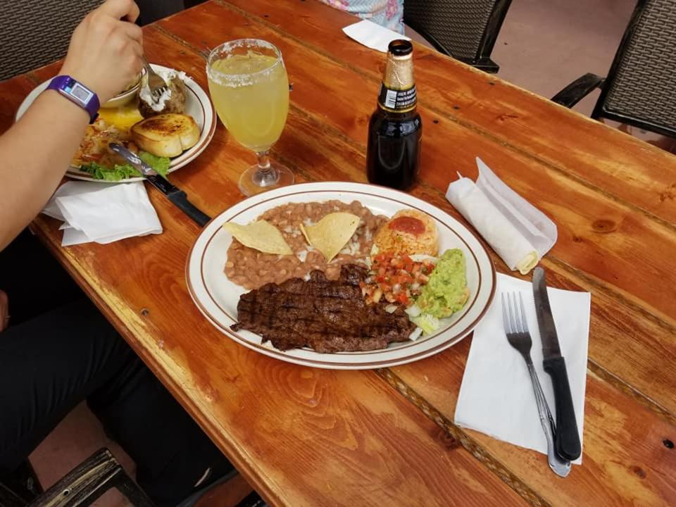 Howard Johnson by Wyndham Raton