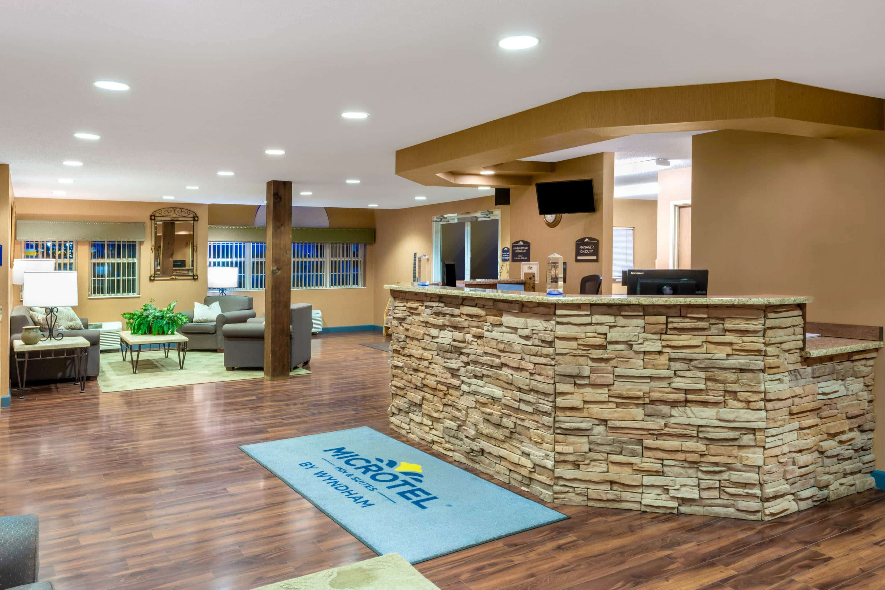 Microtel Inn & Suites by Wyndham Raton