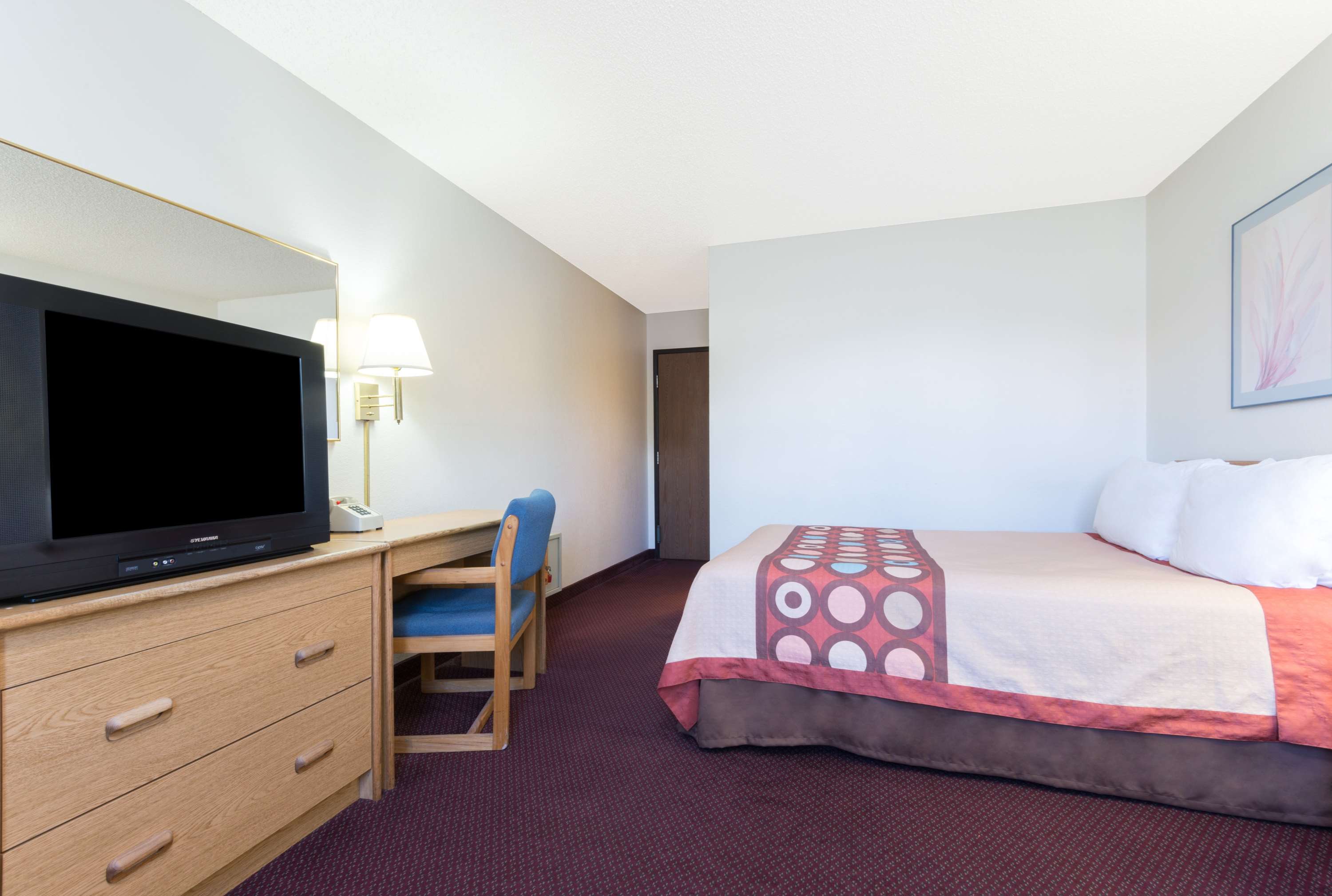 Super 8 by Wyndham Raton