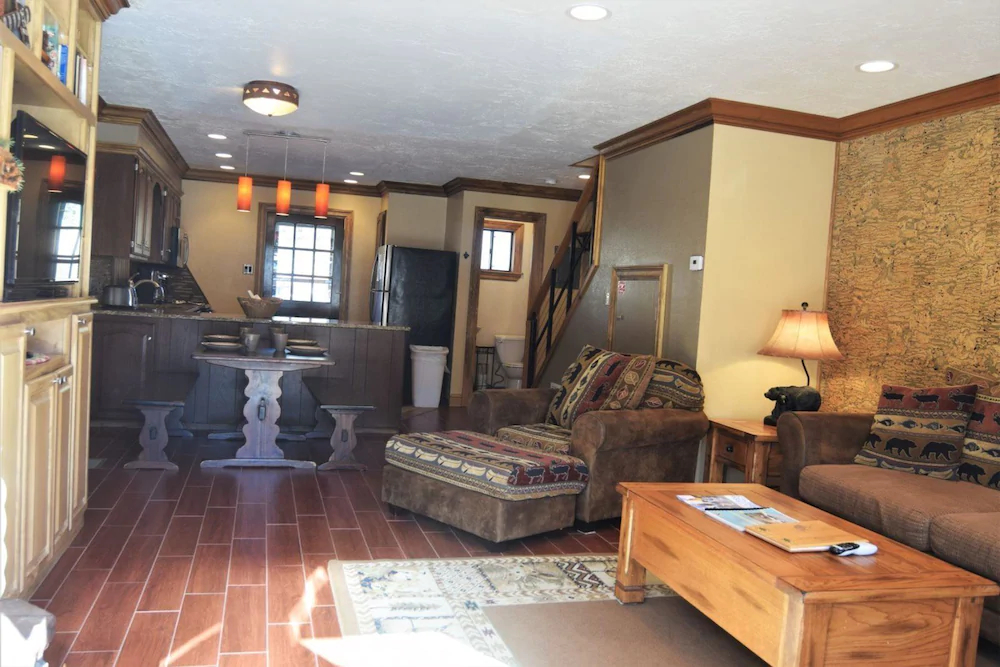 Claim Jumper Townhouse