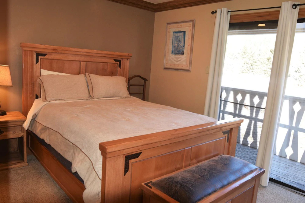 Claim Jumper Townhouse