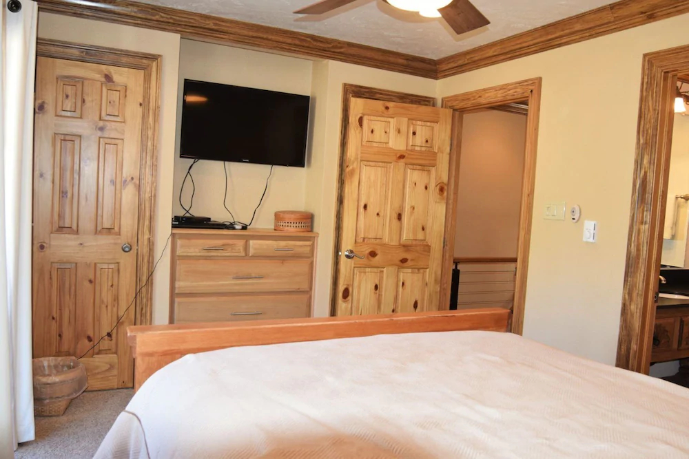 Claim Jumper Townhouse