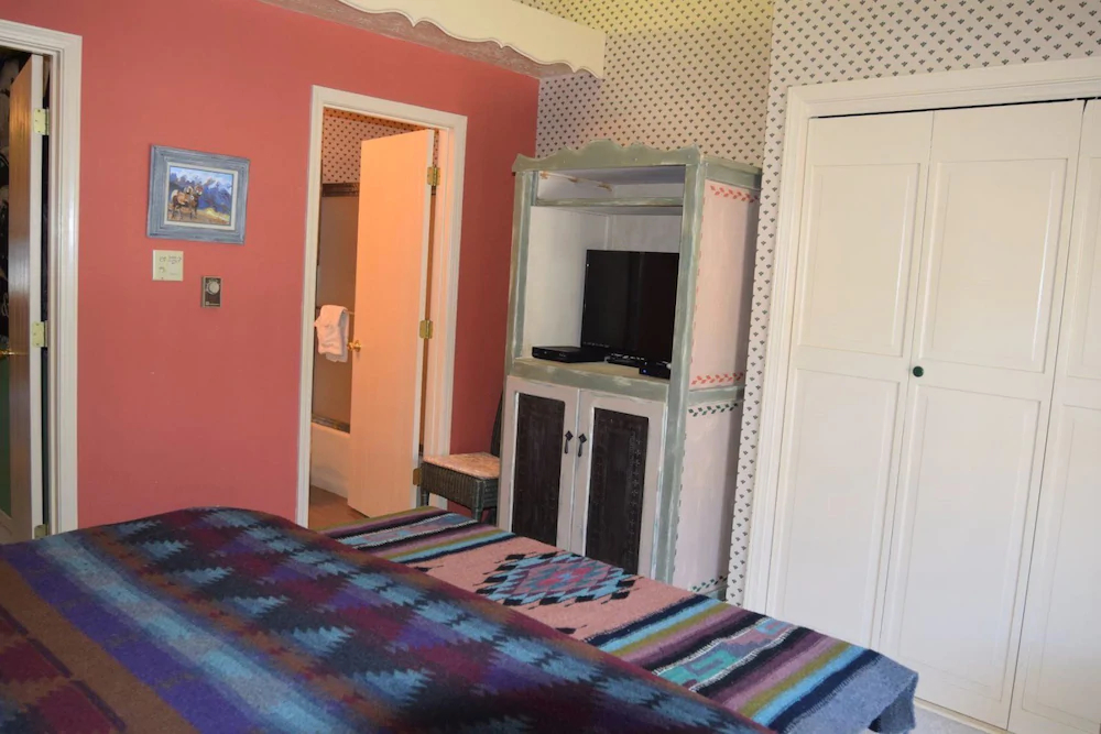 Claim Jumper Townhouse