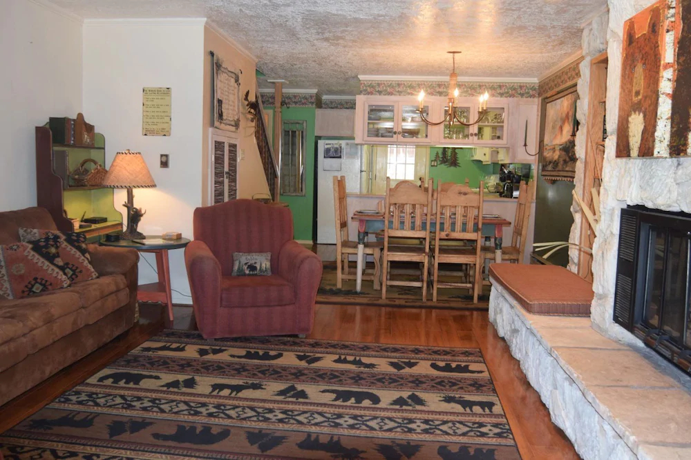 Claim Jumper Townhouse