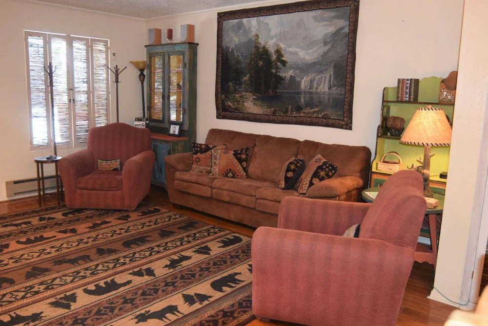 Claim Jumper Townhouse