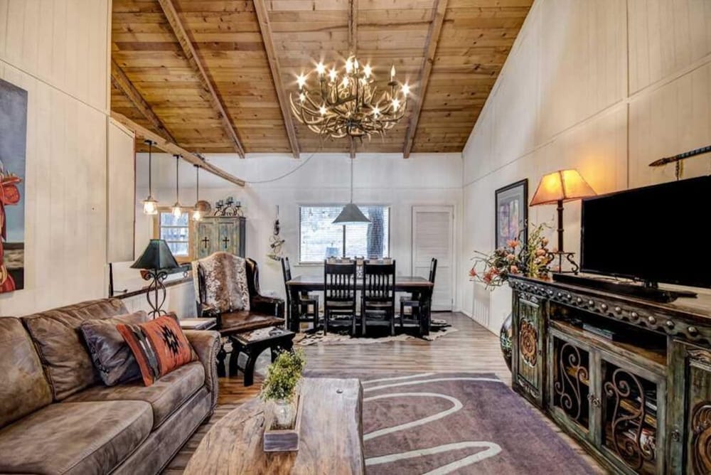 A Climbing Cub Cabin