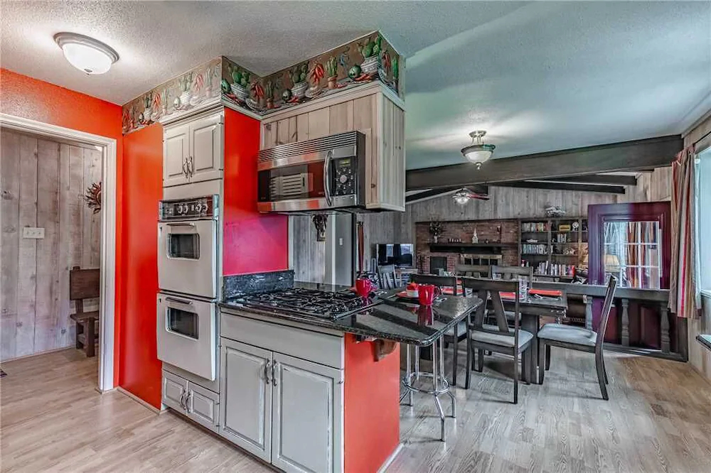 Mustang Hideaway Cabin