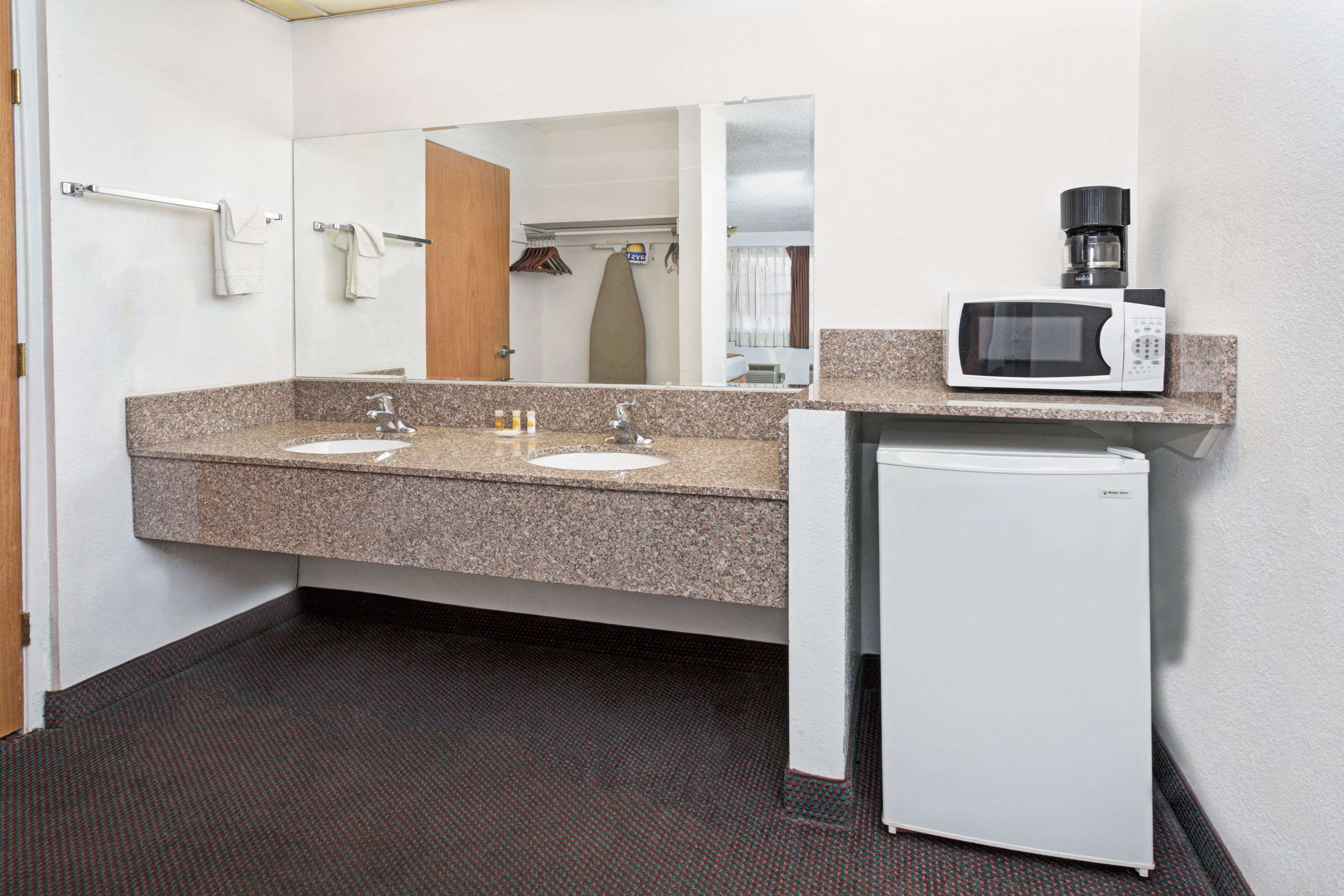 Days Inn & Suites by Wyndham Santa Rosa