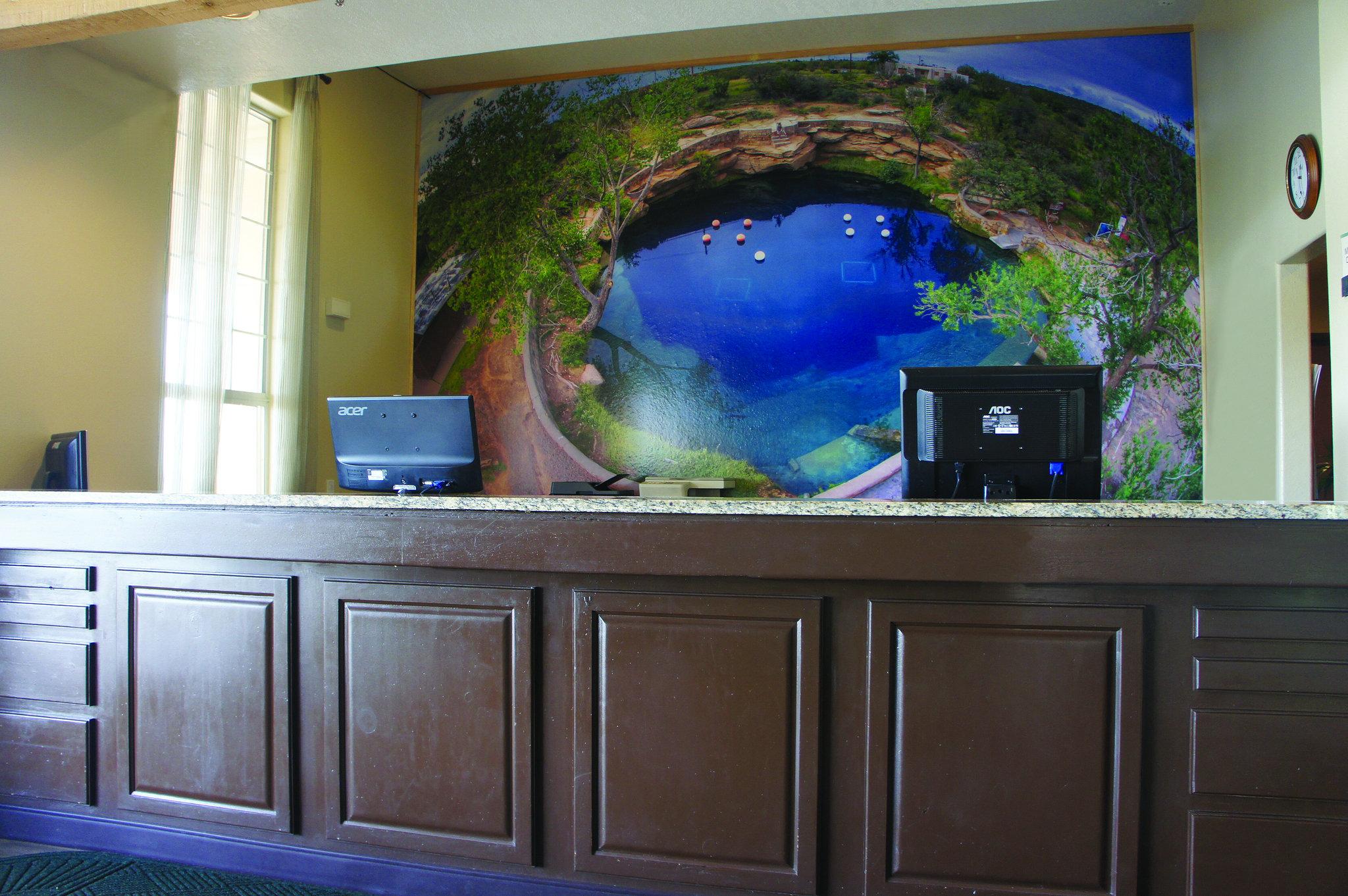 Days Inn & Suites by Wyndham Santa Rosa