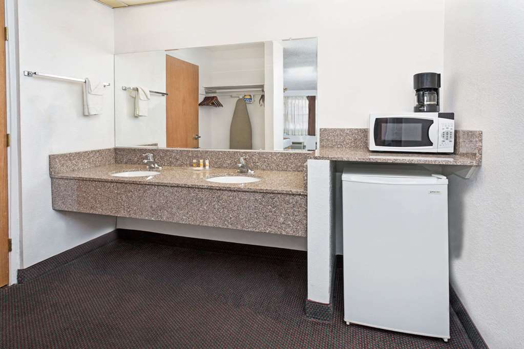 Days Inn & Suites by Wyndham Santa Rosa