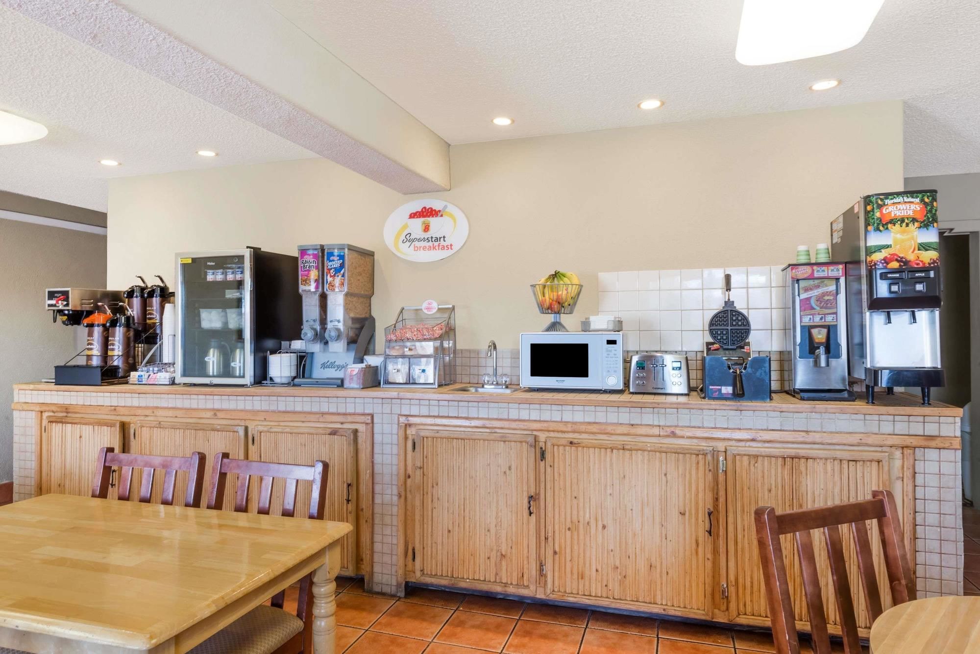 Super 8 by Wyndham Socorro