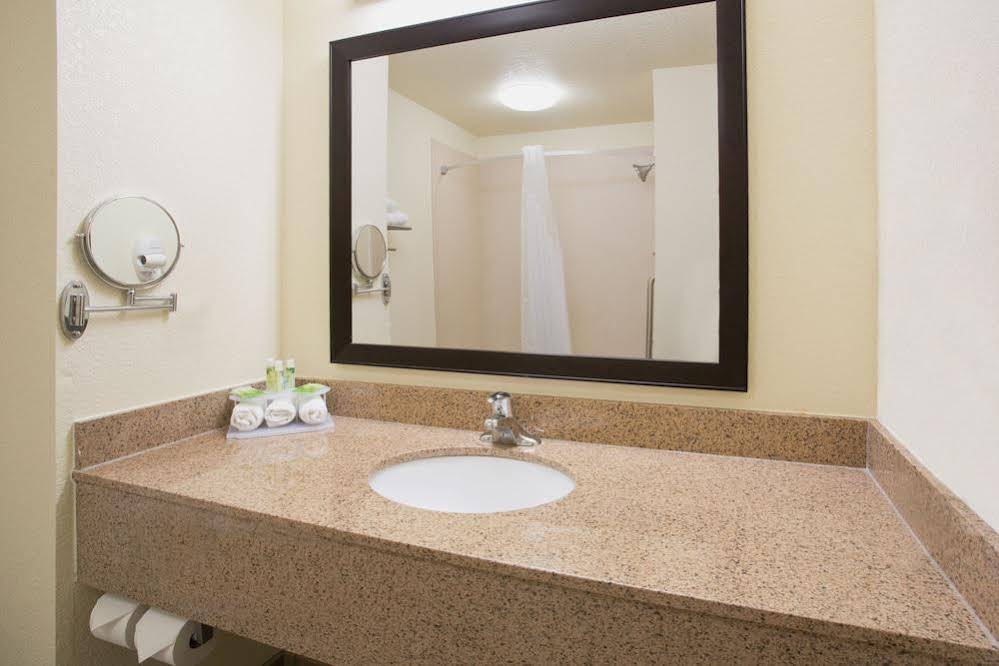 Holiday Inn Express Hotel & Suites Truth