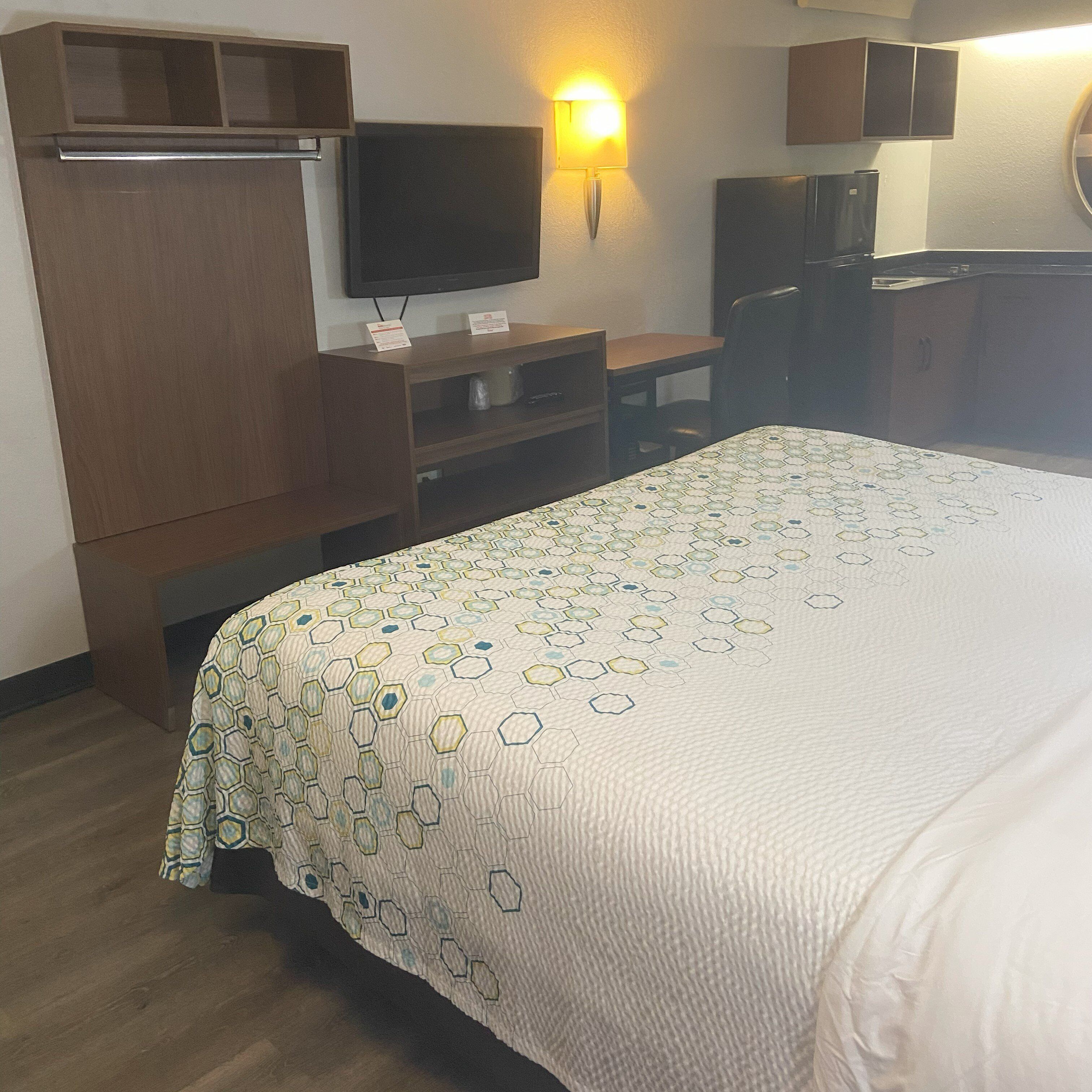 HomeTowne Studios by Red Roof Buffalo - Niagara Airport