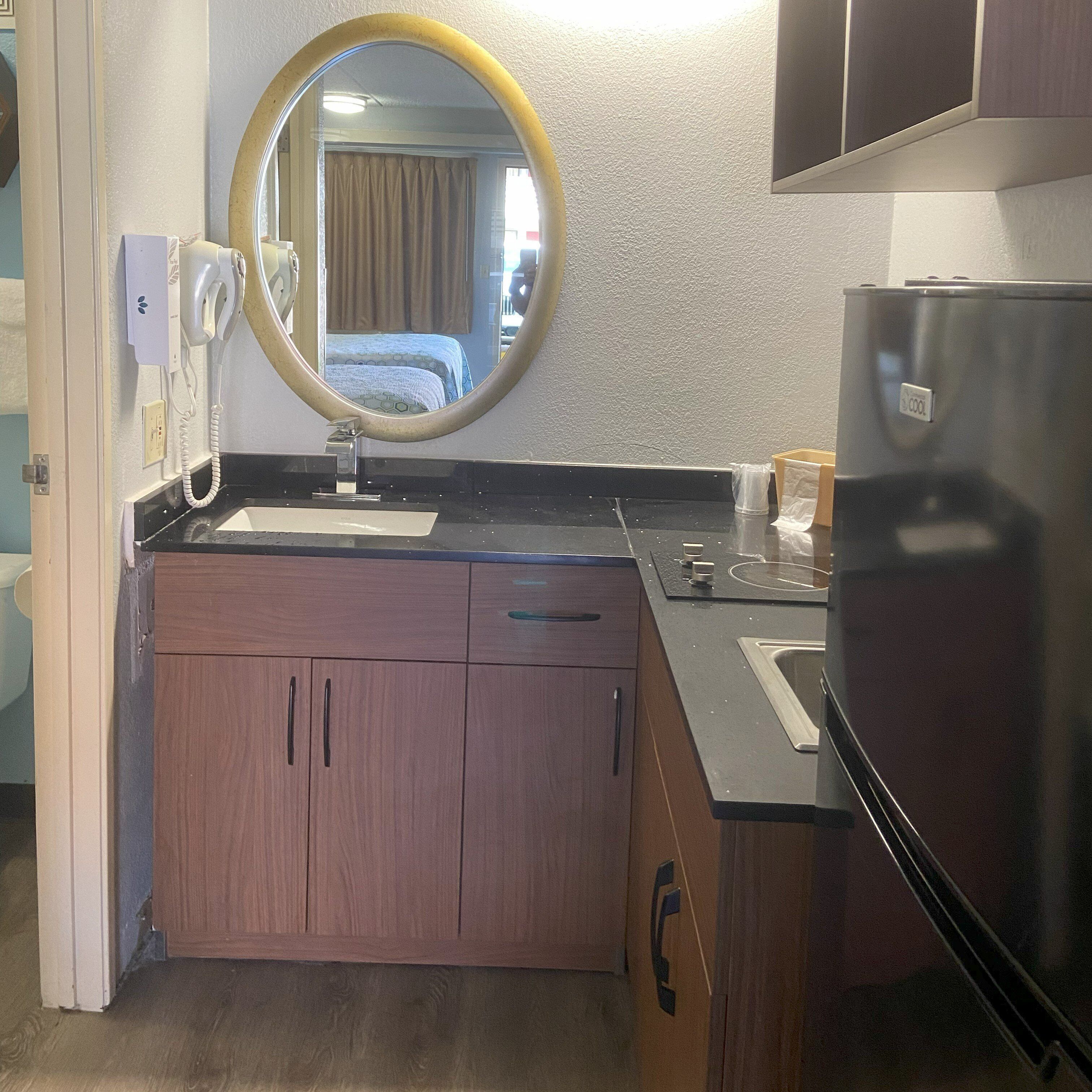 HomeTowne Studios by Red Roof Buffalo - Niagara Airport