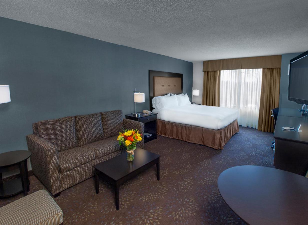 Holiday Inn Express & Suites Buffalo-Airport