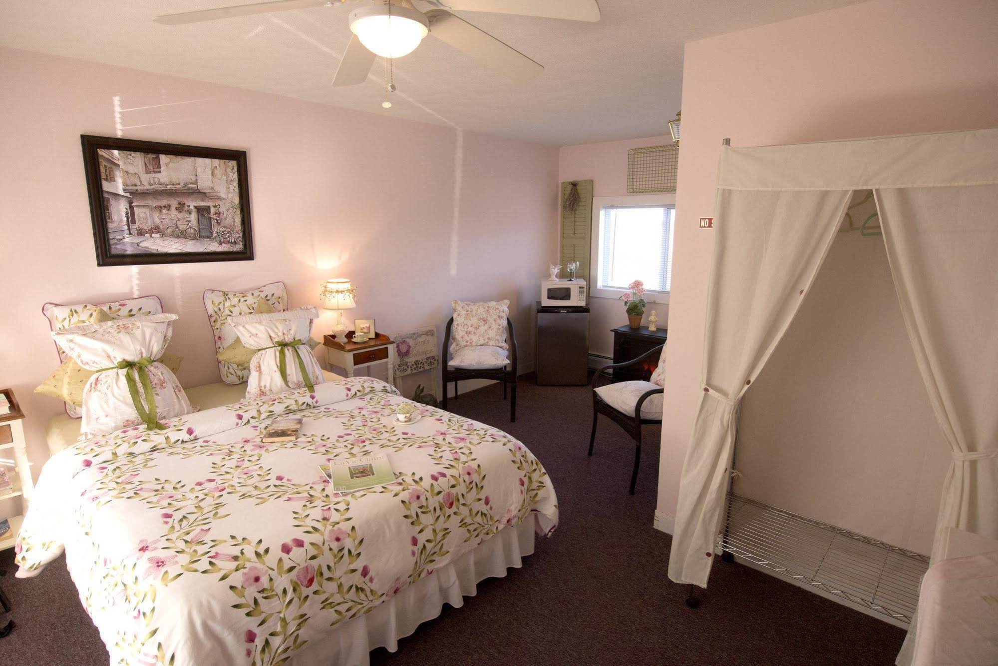 The Savannah House Wine Country Inn and Cottages