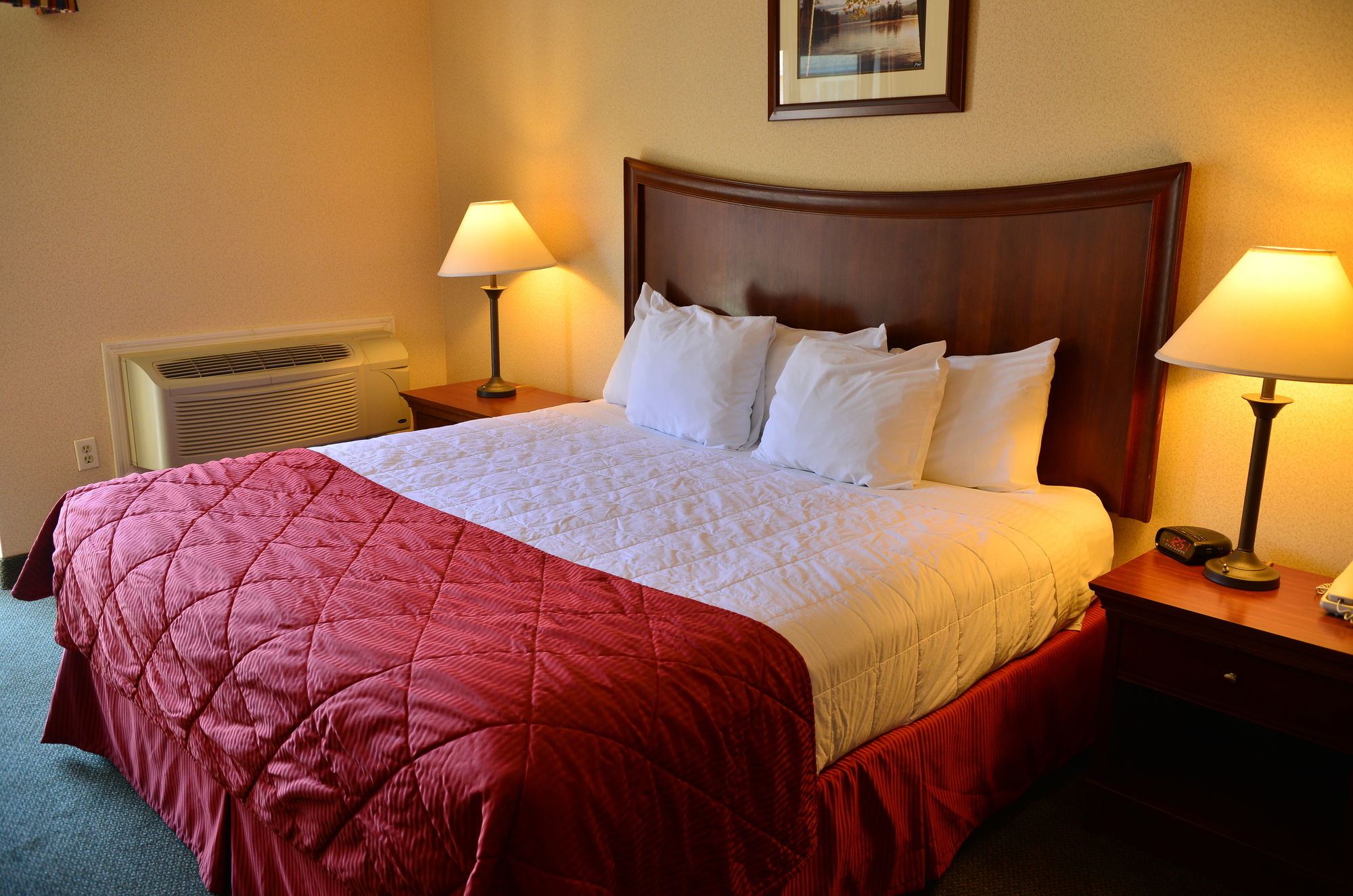 Clarion Inn & Suites At The Outlets Of Lake George