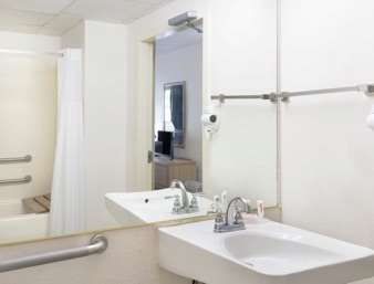 Howard Johnson by Wyndham Newburgh/West Point