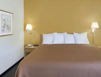 Howard Johnson by Wyndham Newburgh/West Point