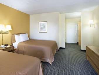 Howard Johnson by Wyndham Newburgh/West Point