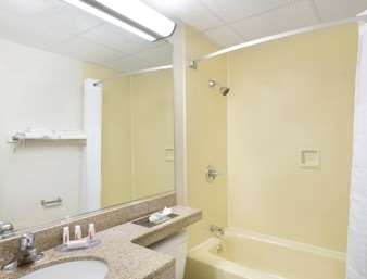 Howard Johnson by Wyndham Newburgh/West Point