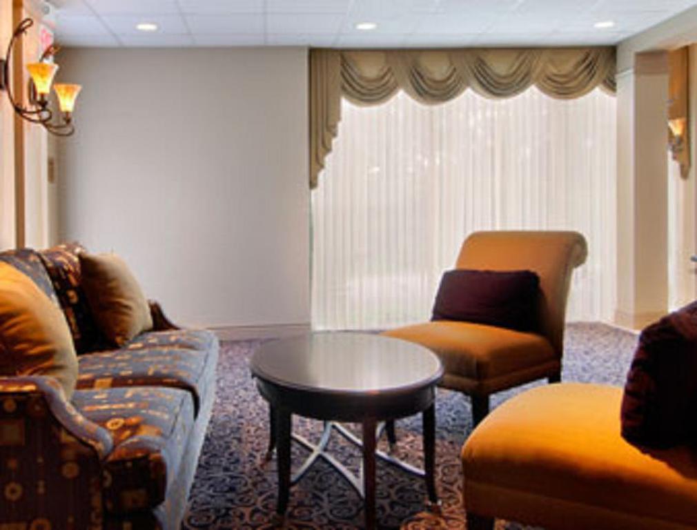 Howard Johnson by Wyndham Newburgh/West Point