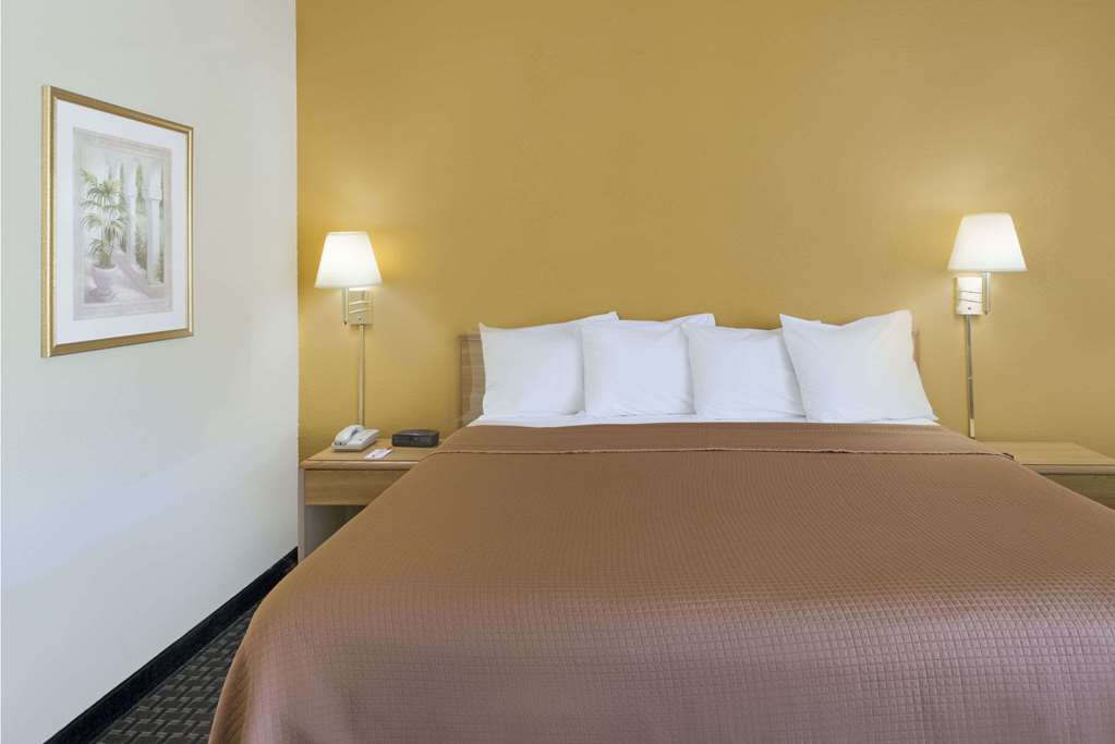 Howard Johnson by Wyndham Newburgh/West Point