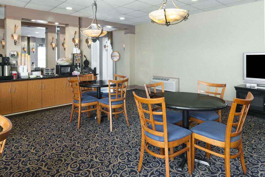 Howard Johnson by Wyndham Newburgh/West Point