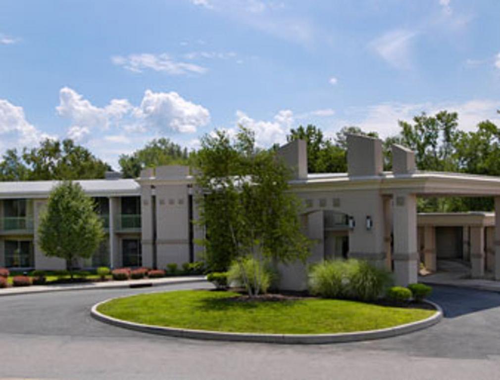 Howard Johnson by Wyndham Newburgh/West Point