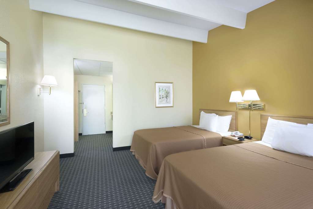 Howard Johnson by Wyndham Newburgh/West Point
