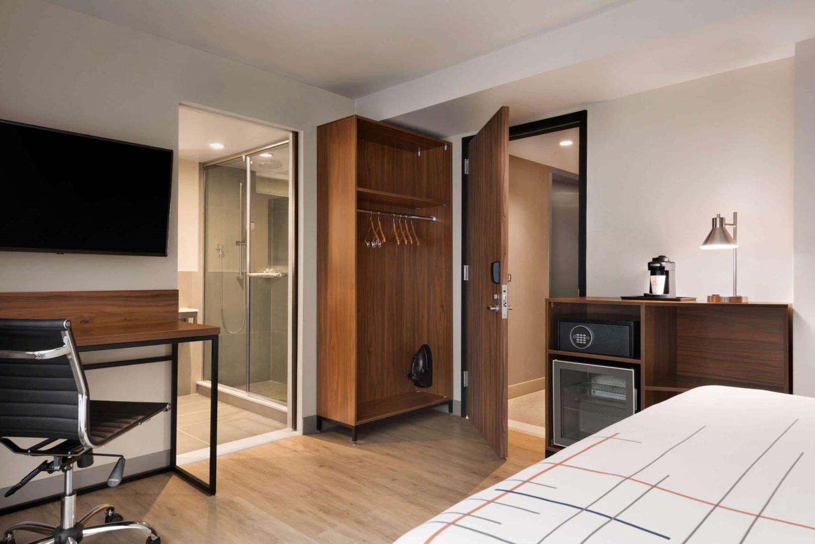La Quinta Inn & Suites by Wyndham Times Square South