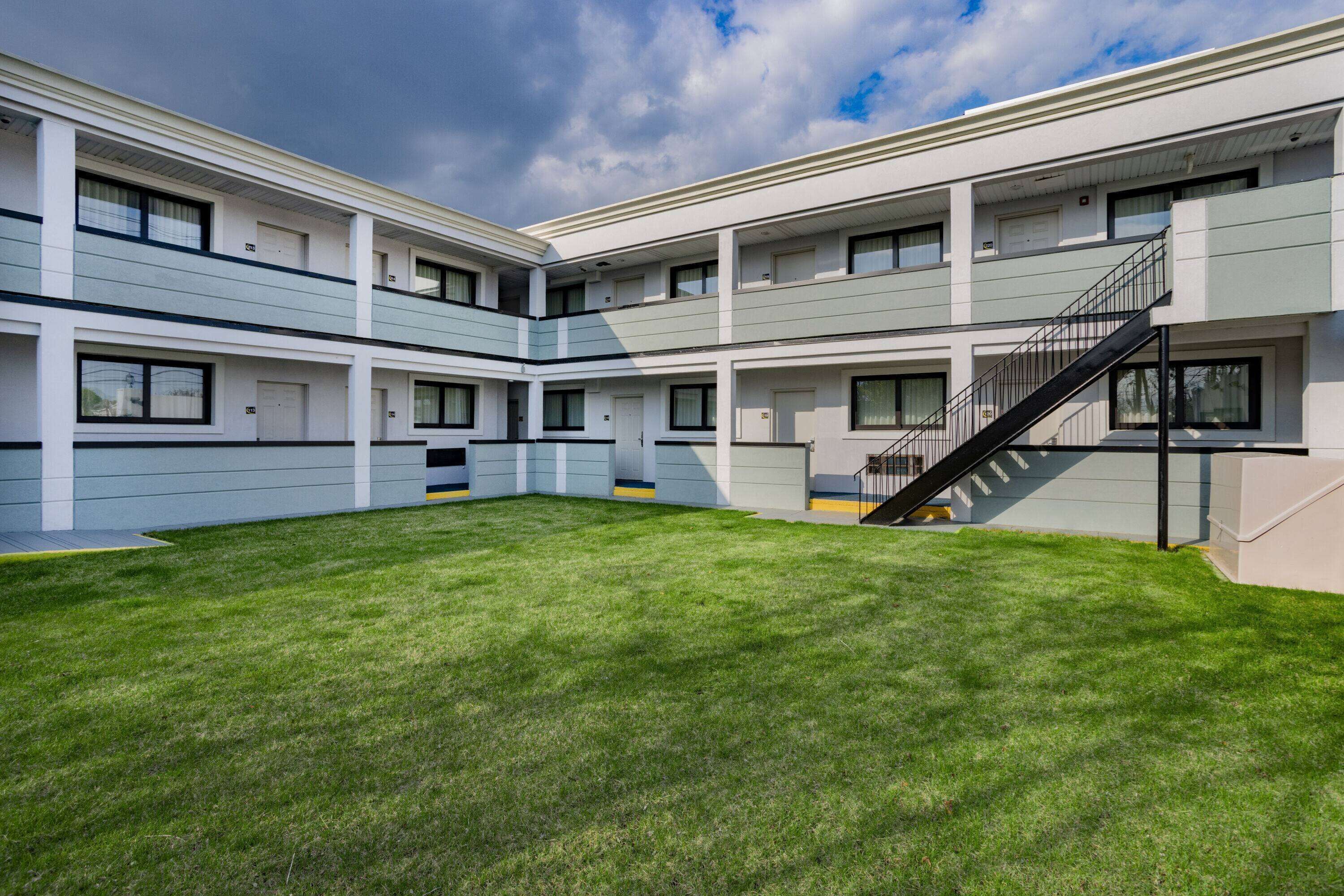 Super 8 by Wyndham Lindenhurst