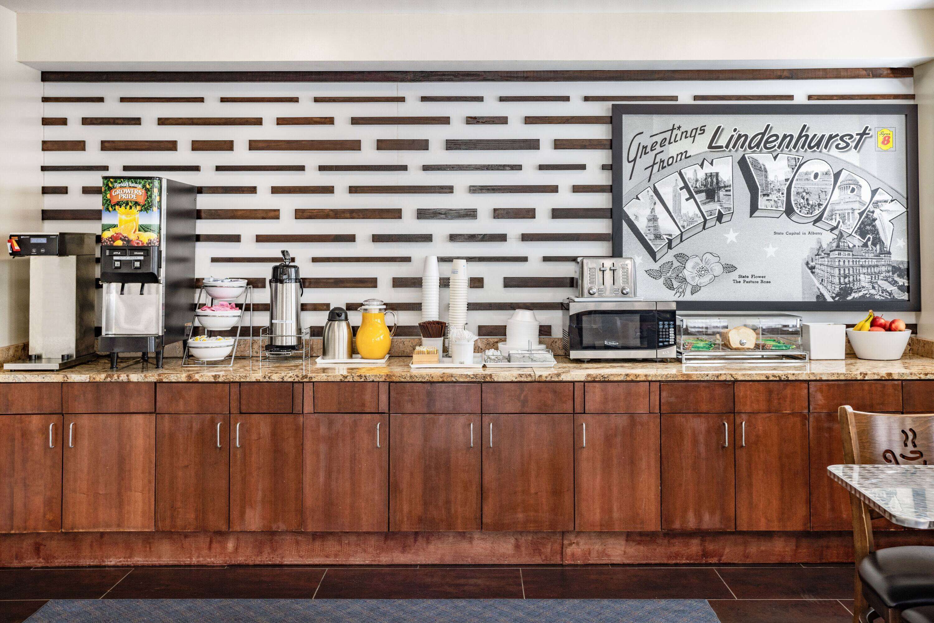 Super 8 by Wyndham Lindenhurst