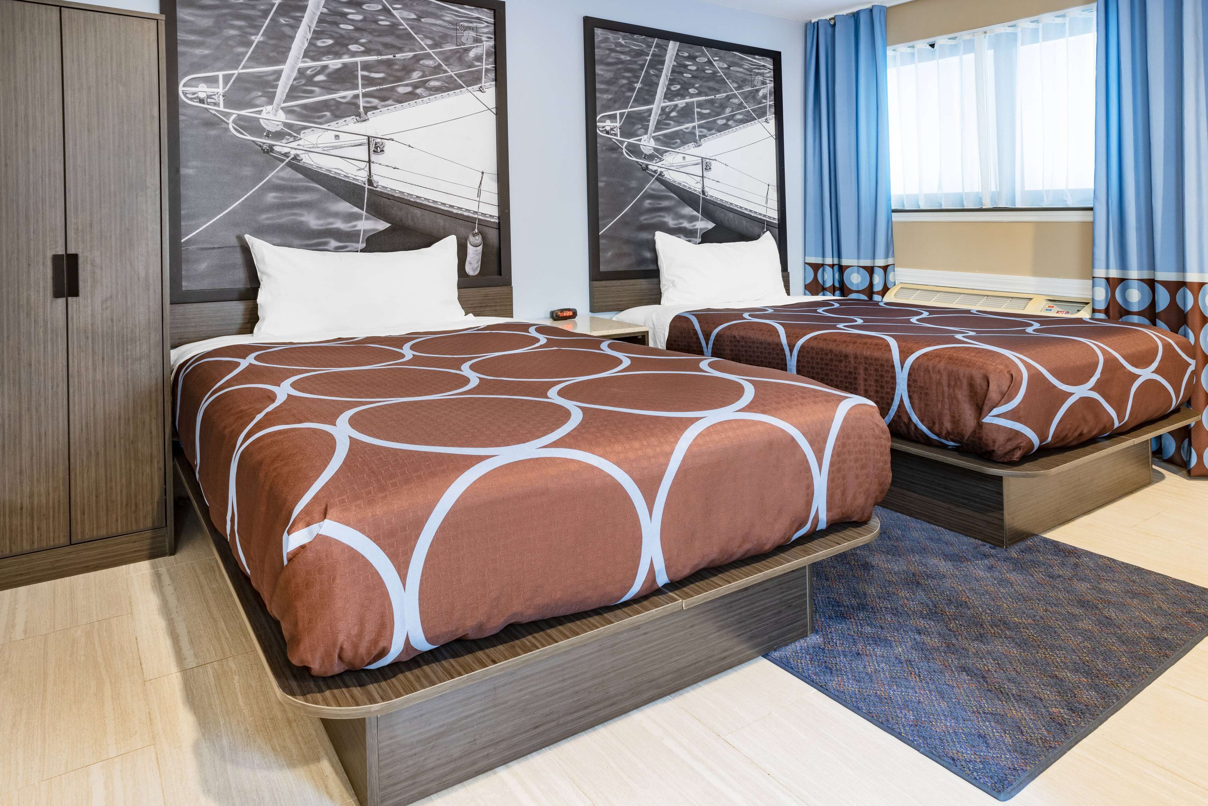 Super 8 by Wyndham Lindenhurst