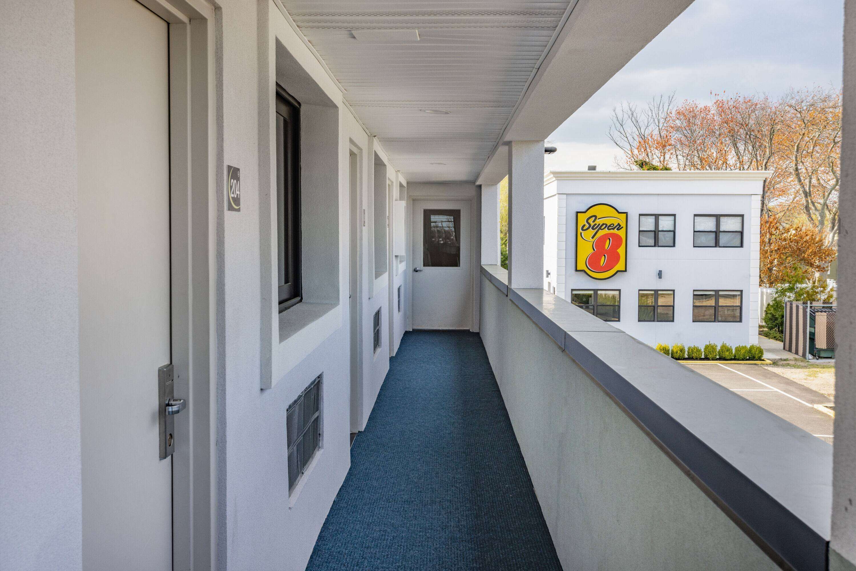 Super 8 by Wyndham Lindenhurst