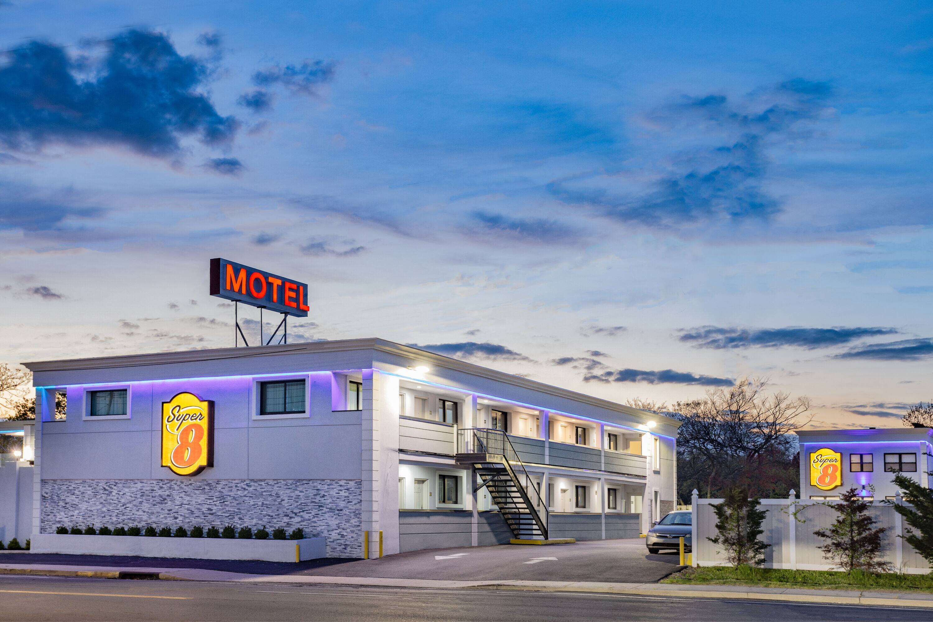 Super 8 by Wyndham Lindenhurst