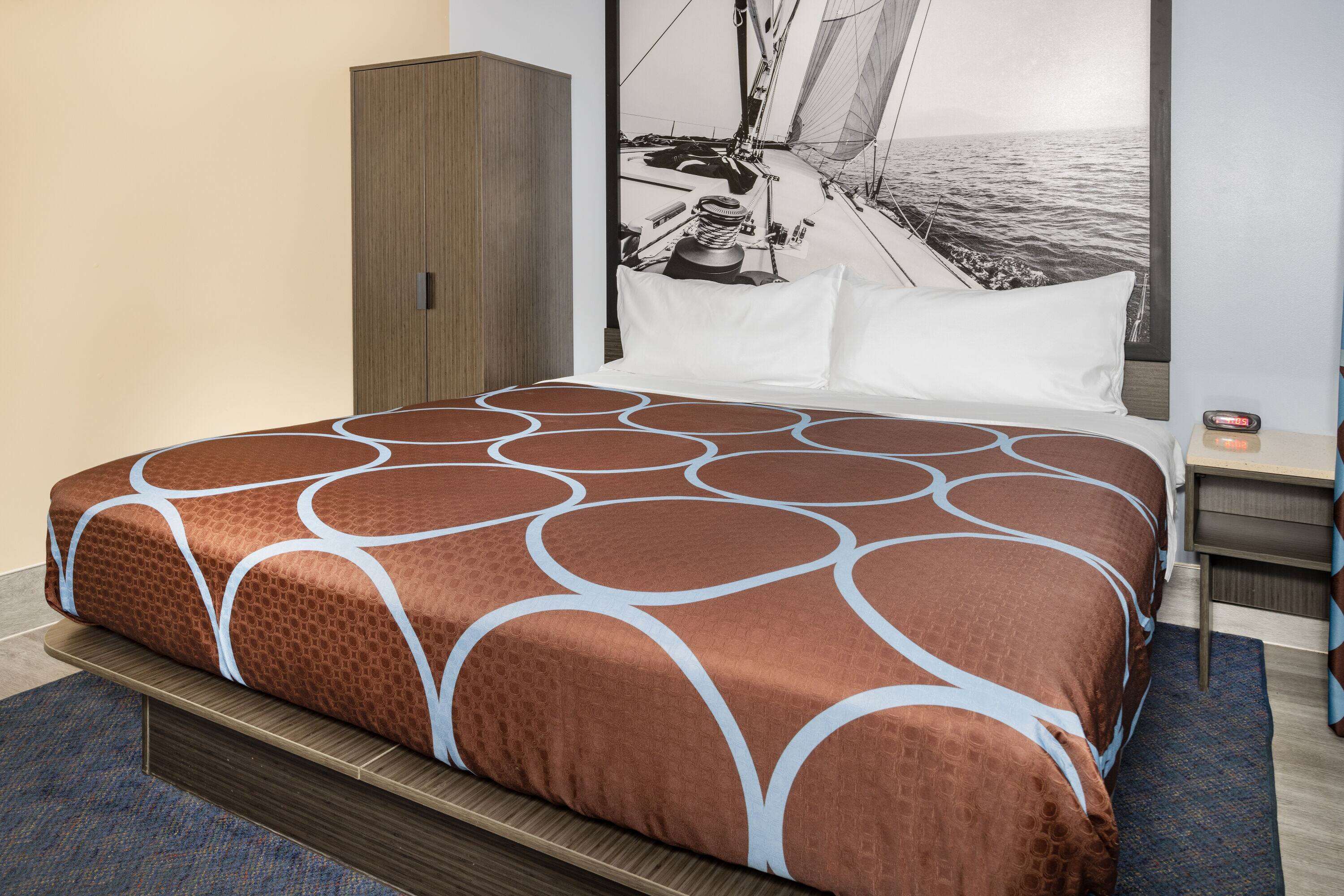 Super 8 by Wyndham Lindenhurst