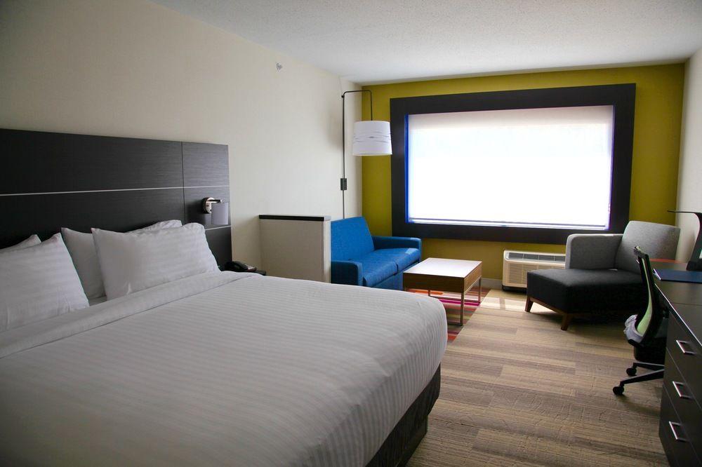 Holiday Inn Express & Suites Oswego