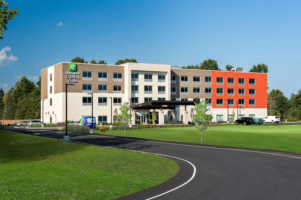Holiday Inn Express & Suites Queensbury Lake George Area