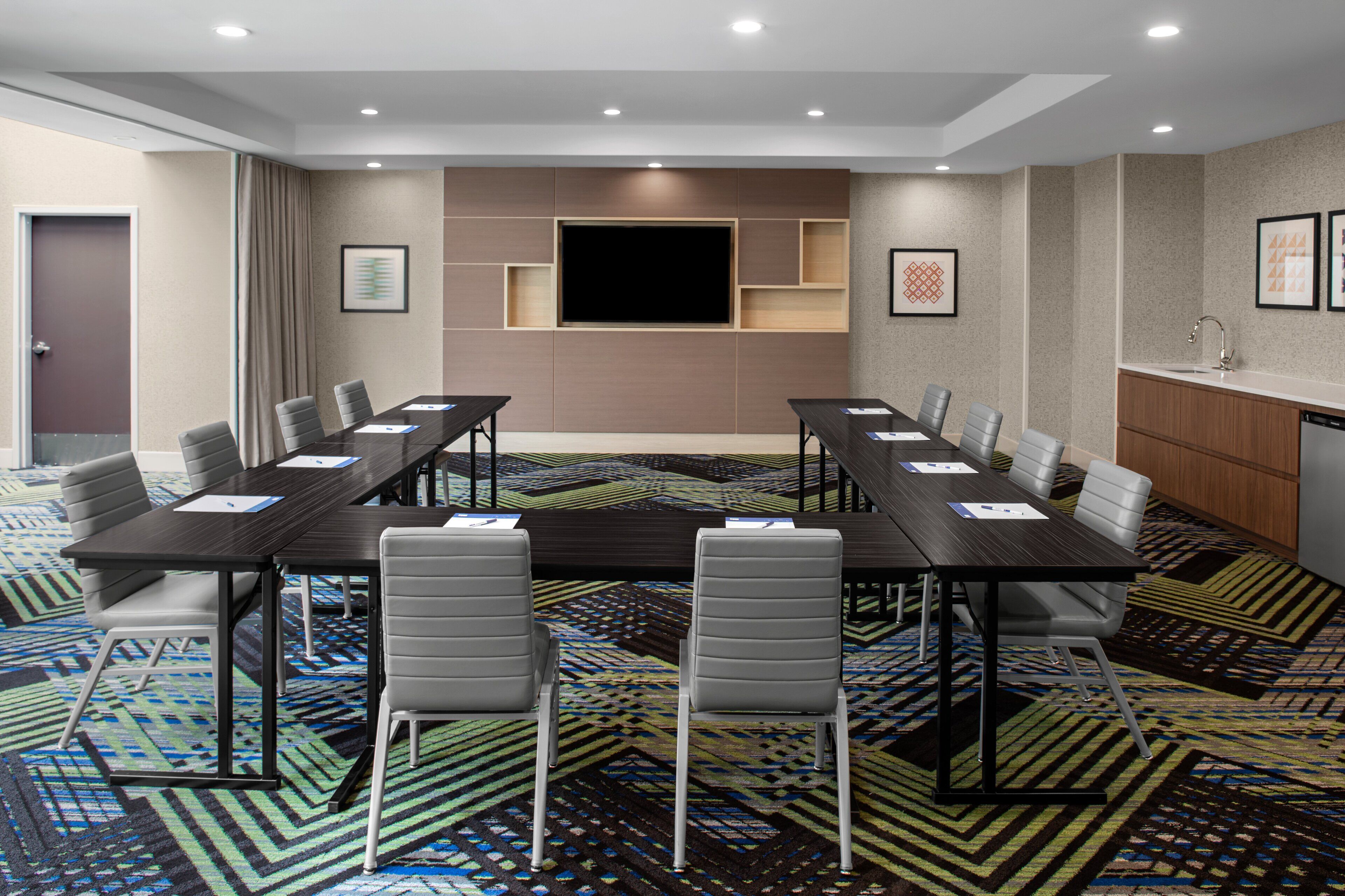 Holiday Inn Express & Suites Woodside Queens NYC