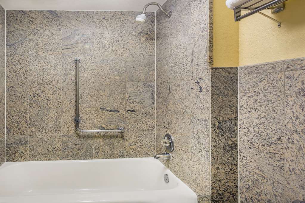 Days Inn by Wyndham Asheville Mall