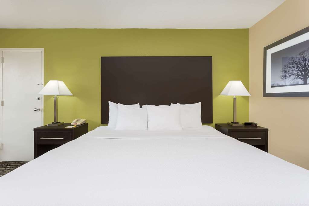 Days Inn by Wyndham Asheville Mall