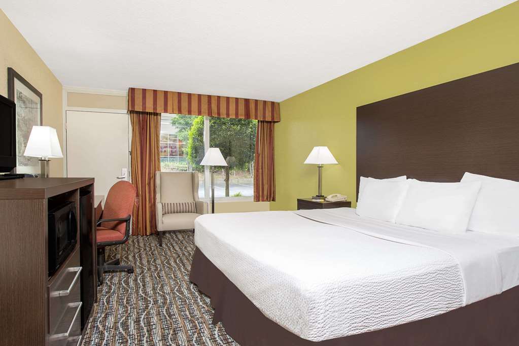 Days Inn by Wyndham Asheville Mall