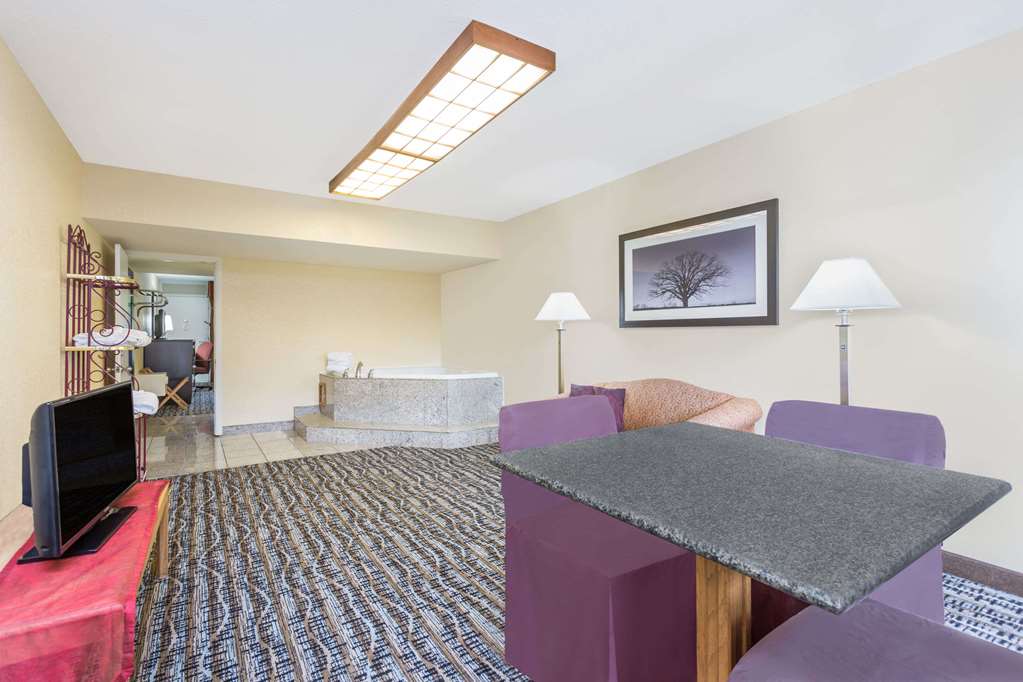 Days Inn by Wyndham Asheville Mall