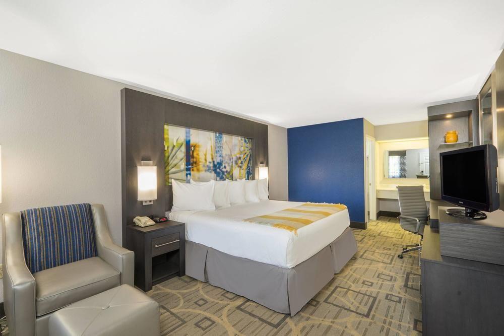 Days Inn by Wyndham Asheville Downtown North