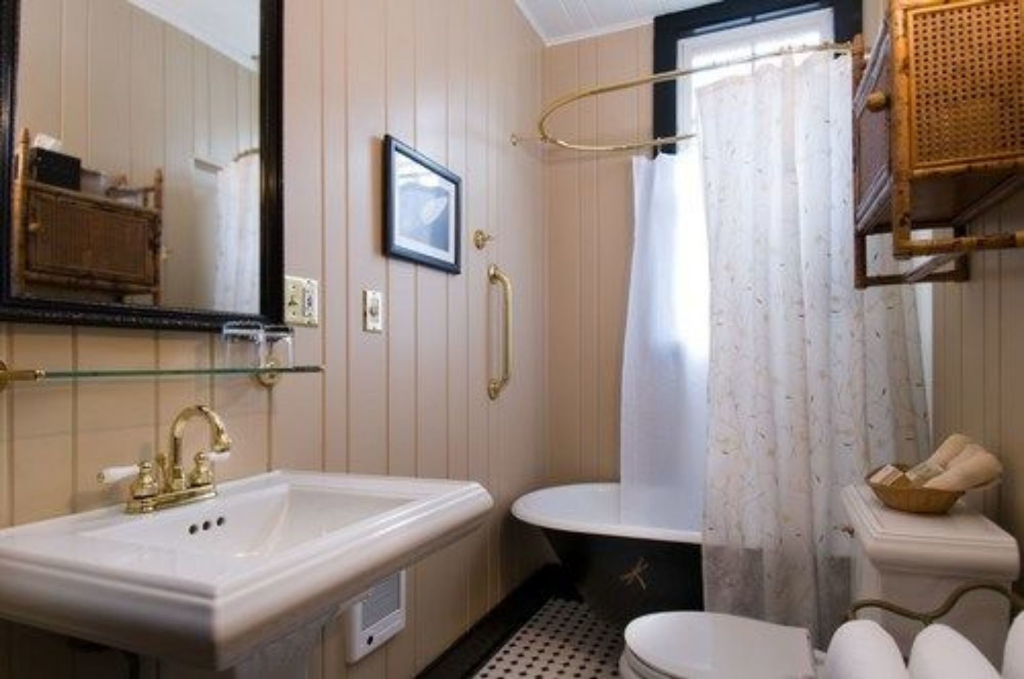 Hill House Bed & Breakfast Inn