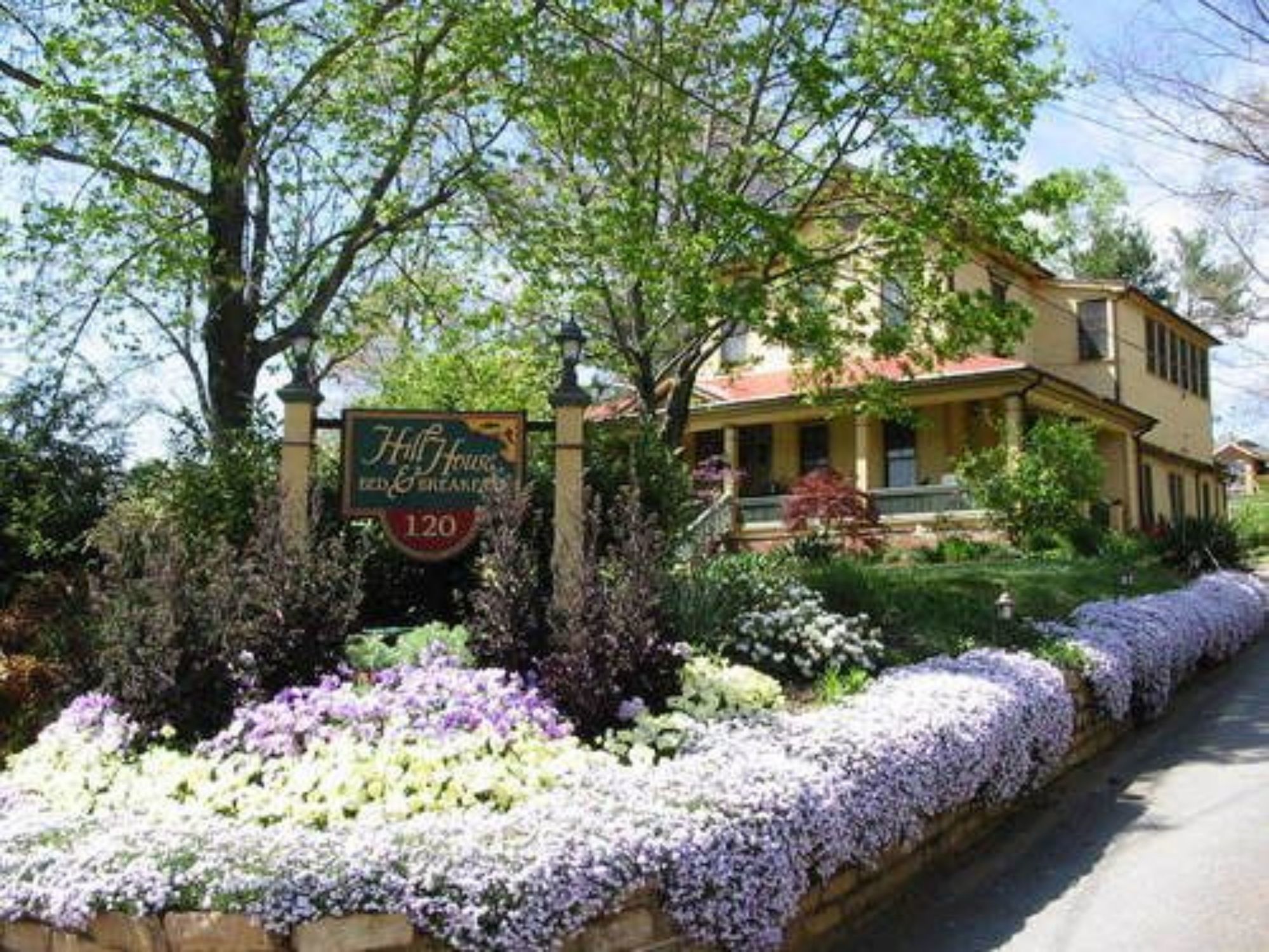 Hill House Bed & Breakfast Inn